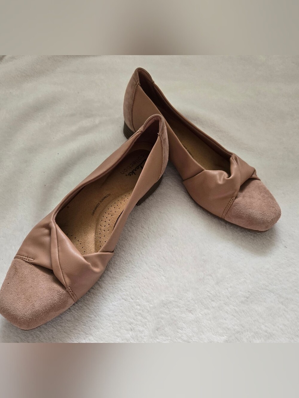 Clarks Womenโs Blush Pink Slip-On Flats
